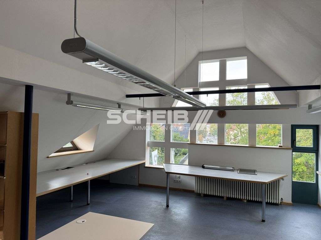 Helle Bürofläche mit guter Ausstattung