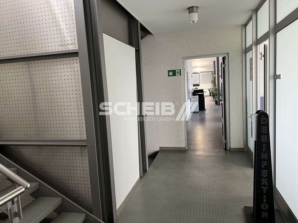 Moderne Büroetage im 2. Obergeschoss mit Stellplätzen