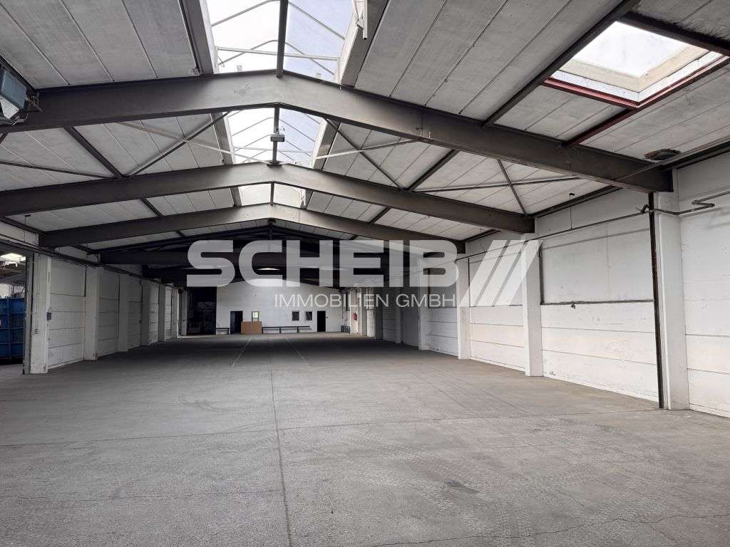 Hallenkomplex mit über 2700 m² Gewerbefläche