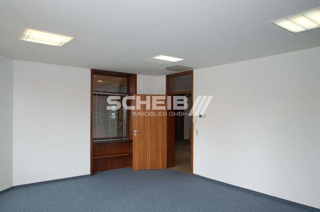 Bürofläche im Erdgeschoss mit Parkplätzen